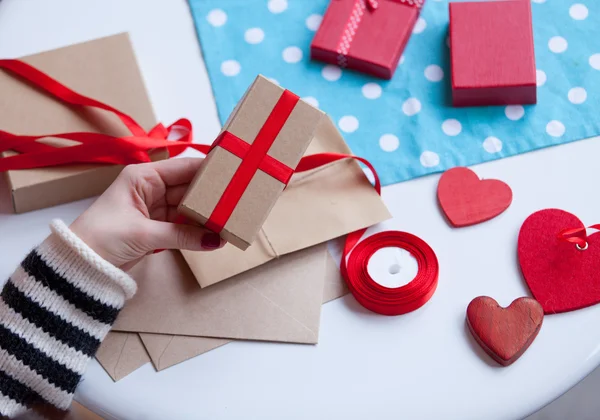 Mujer preparando sobre y regalo — Foto de Stock