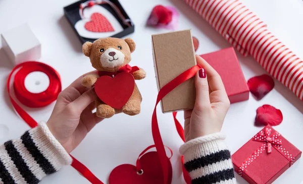 Femme préparant jouet ours en peluche — Photo