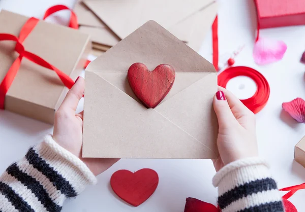 Mujer preparando sobre y regalo — Foto de Stock