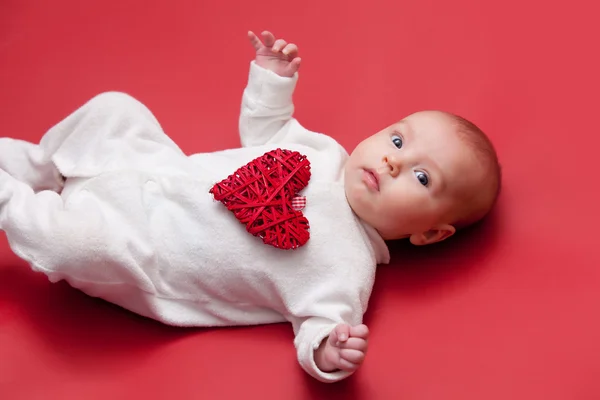 Bebê no fundo vermelho — Fotografia de Stock