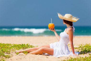 Hindistan cevizi kokteyl kadınla