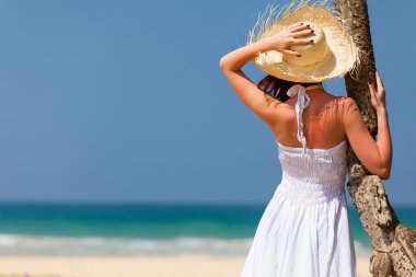 Şapkalı genç kadın.