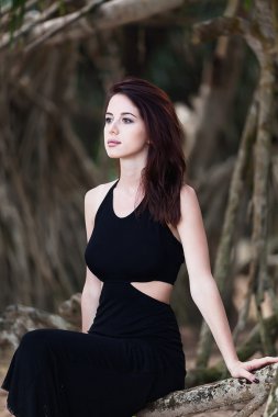 Siyah elbiseli kadın.