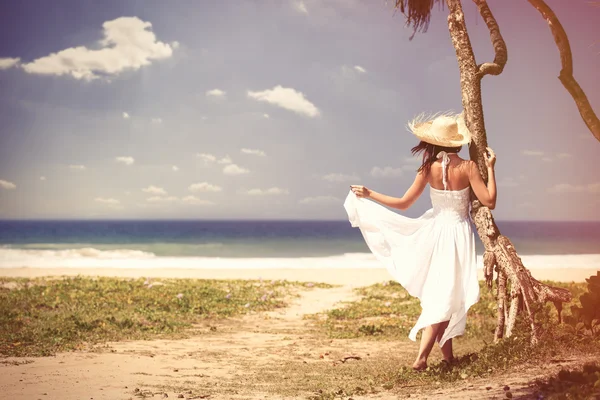 Woman near the ocean — Stock Photo, Image