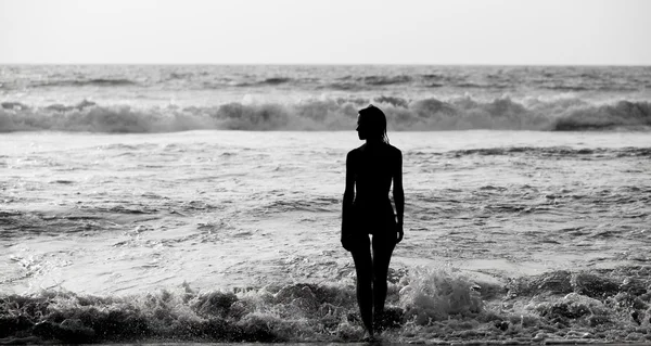 Silhouette of a young woman — Stock Photo, Image