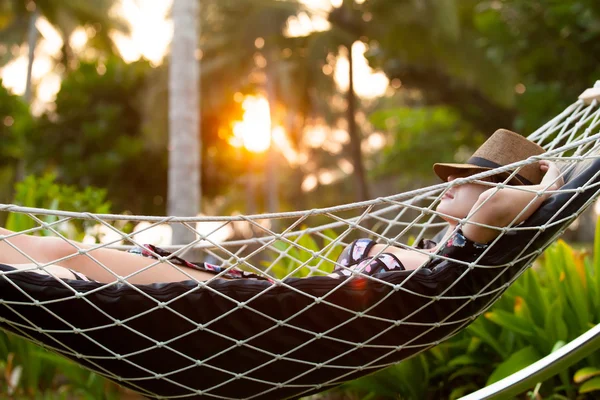 Woman relaxing in a hammock — Stock Photo, Image