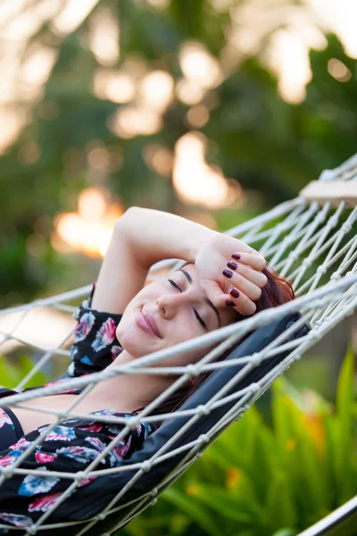 Woman relaxing in a hammock — Stock Photo, Image