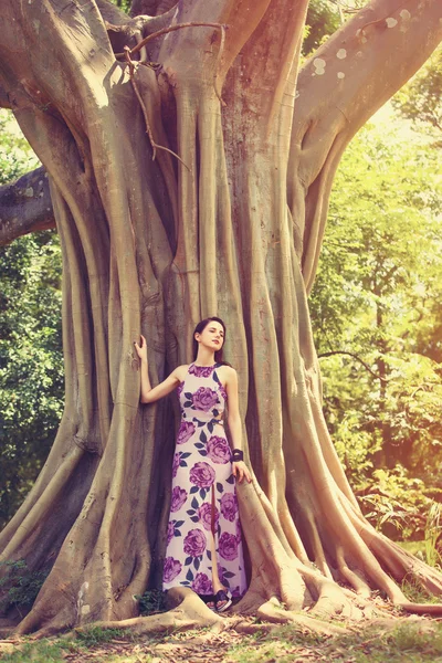 Vrouw in een tropische park — Stockfoto