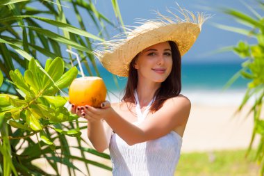 Hindistan cevizi kokteyl kadınla