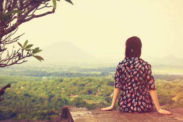 Femeia care se uită la peisaj — Fotografie, imagine de stoc