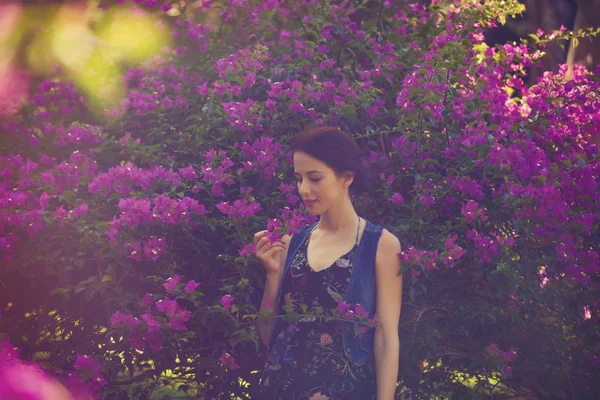 Femme dans un jardin — Photo