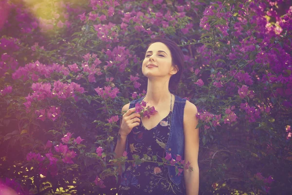 Femme dans un jardin — Photo