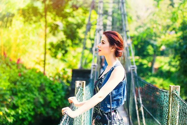 Jeune femme debout sur un pont — Photo