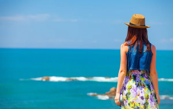 Woman near the ocean — Stock Photo, Image