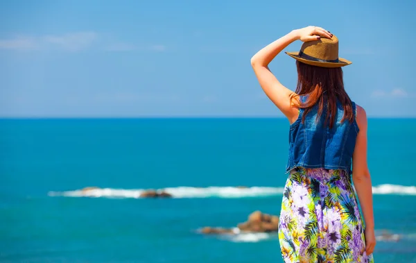 Mujer cerca del océano — Foto de Stock