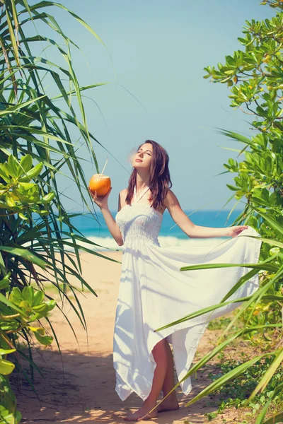 Mujer con coctel de coco — Foto de Stock