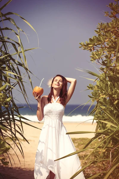 Mujer con coctel de coco —  Fotos de Stock