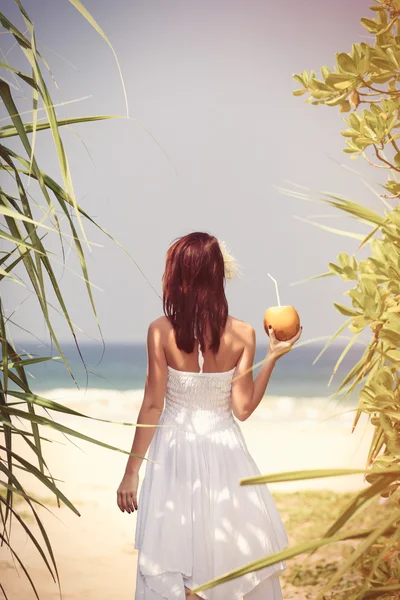 Žena s kokosový koktejl — Stock fotografie