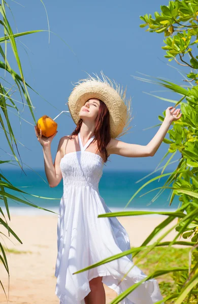 Mujer con coctel de coco — Foto de Stock