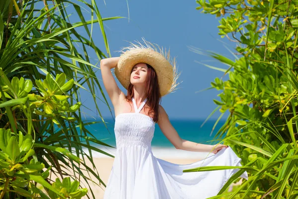 Woman near the ocean — Stock Photo, Image