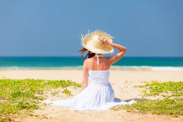 Woman near the ocean — Stock Photo, Image