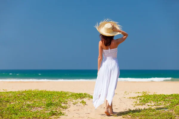 Woman near the ocean — Stock Photo, Image