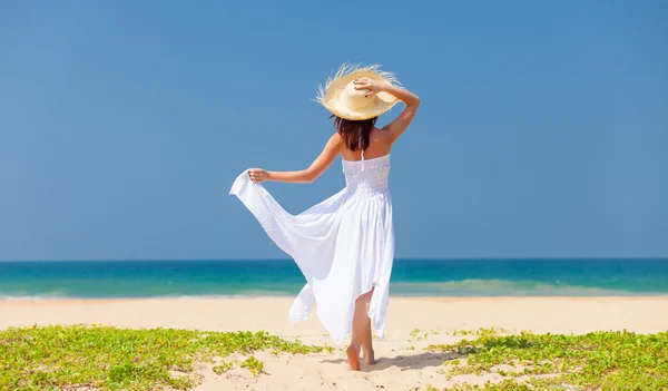 Woman near the ocean — Stock Photo, Image