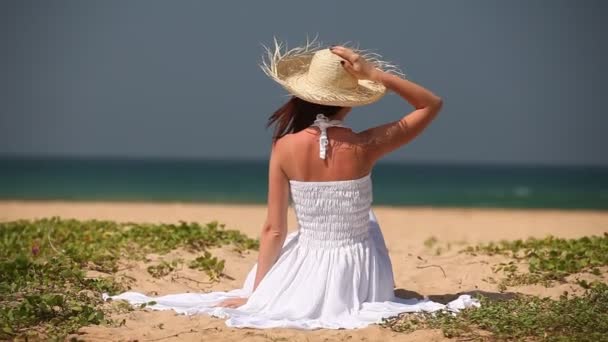 Mujer vistiendo vestido blanco — Vídeos de Stock