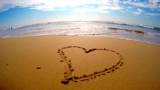 Mão desenhar coração na praia de areia — Vídeo de Stock