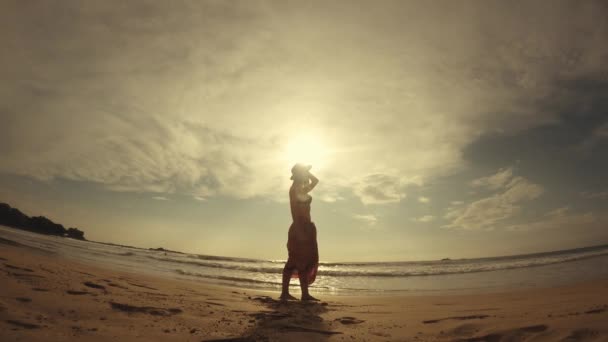 Видео женщины, вращающейся на мокром берегу моря — стоковое видео