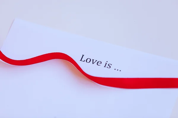爱是在词语与丝带纸 — 图库照片