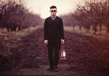 Gazyağı fener ile genç adam