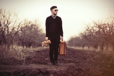 Seyahat çantası olan adam. 