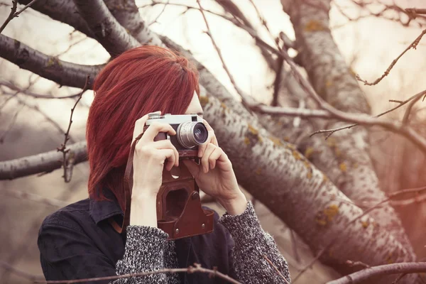 Vintage fotoğraf makinesi olan kadın — Stok fotoğraf