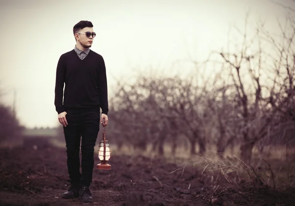 Jeune homme avec lanterne au kérosène — Photo