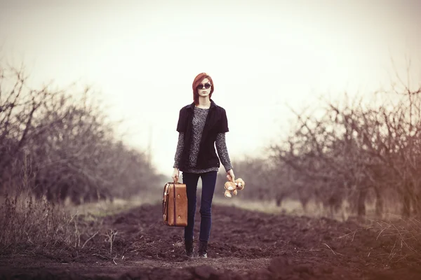 Frau mit Teddybär und Tasche — Stockfoto