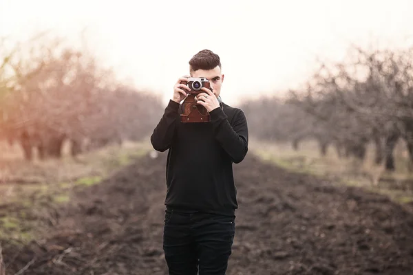 Porträt eines jungen Mannes mit Kamera — Stockfoto