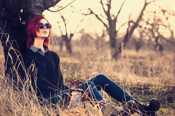 Mulher com lanterna de querosene velho — Fotografia de Stock