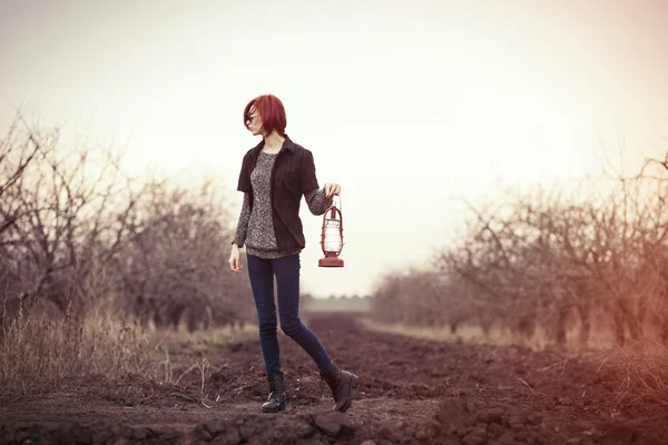 Donna con lanterna vintage in cherosene — Foto Stock