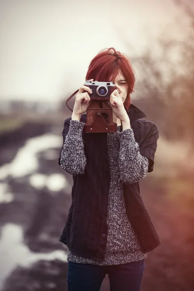 Jovem mulher com câmera vintage — Fotografia de Stock