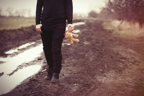 Homme avec jouet ours en peluche — Photo