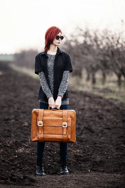 Jonge vrouw met reistas — Stockfoto