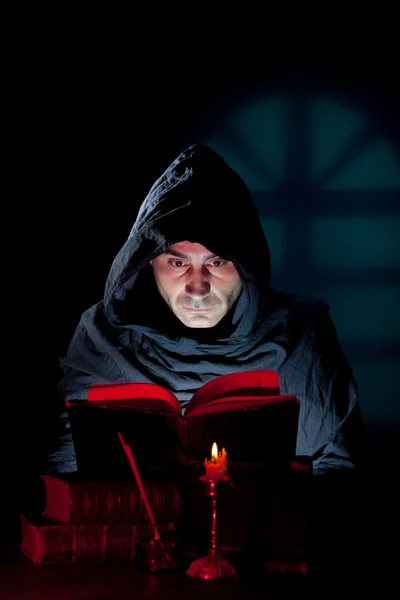 Mnich czytać książki — Zdjęcie stockowe