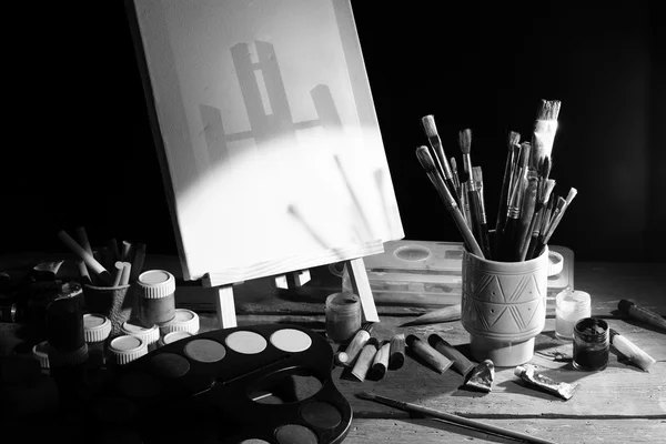 Canvas, brushes and easel — Stock Photo, Image