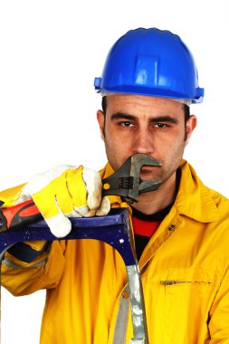  İngiliz anahtarı olan bir işçi
