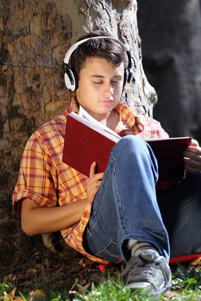 Teenager reading — Stock Photo, Image