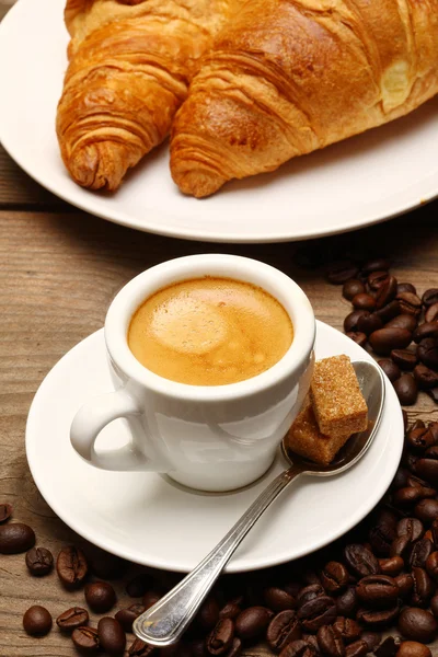 Kaffee und Croissants — Stockfoto