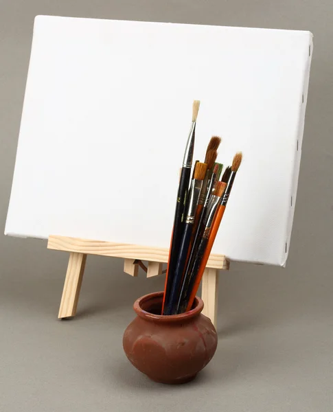 Brushes and easel — Stock Photo, Image