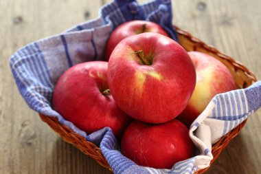 Sepette kırmızı elmalar