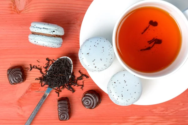 Hafif mavi Fransız macarons earl gri çay ve çikolata ile — Stok fotoğraf